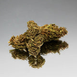 Photo en gros plan de la Fleur de CBD Limoncello Bio de Gr33nz, aux arÎmes d'agrumes, cultivée sous serre, avec un reflet miroir élégant.