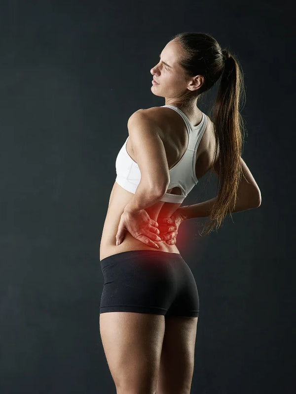 Une sportive souffrant de douleurs lombaires, illustrant lâefficacitĂ© du baume CBD Gr33nz pour soulager les tensions musculaires et articulaires.