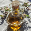 Bouteille d'huile de CBD bio artisanale sous la lumiÚre naturelle, extraite avec soin pour une qualité optimale