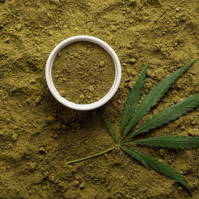 Pollen de CBD de qualité supérieure avec feuille de chanvre, illustrant la pureté et la richesse naturelle du produit.
