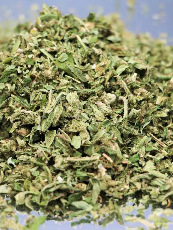 Trim de CBD bio premium Gr33nz, mélange naturel de petites fleurs et feuilles riches en cannabinoïdes, idéal pour une consommation économique et efficace.
