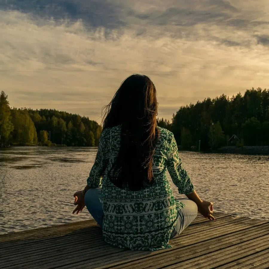 Moment de détente avec le CBD - Méditation en pleine nature au bord d’un lac.