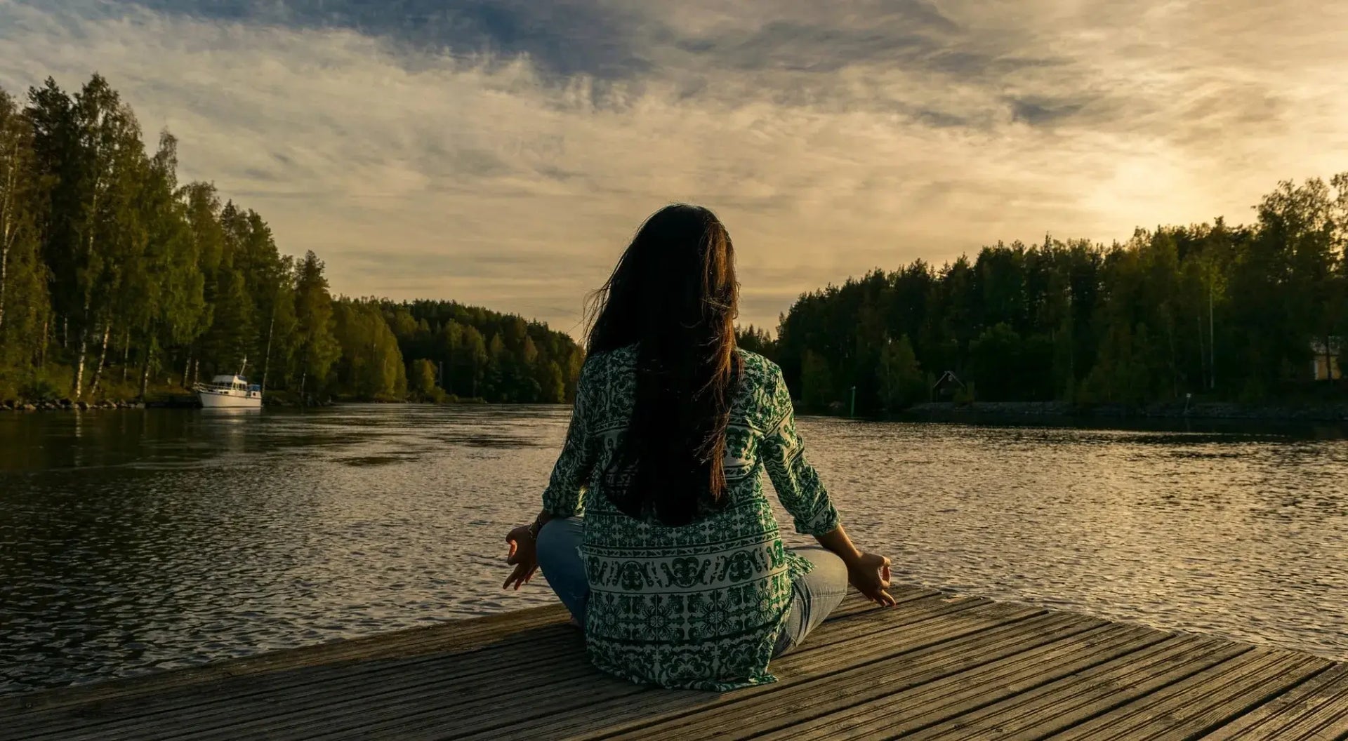 Moment de détente avec le CBD - Méditation en pleine nature au bord d’un lac.