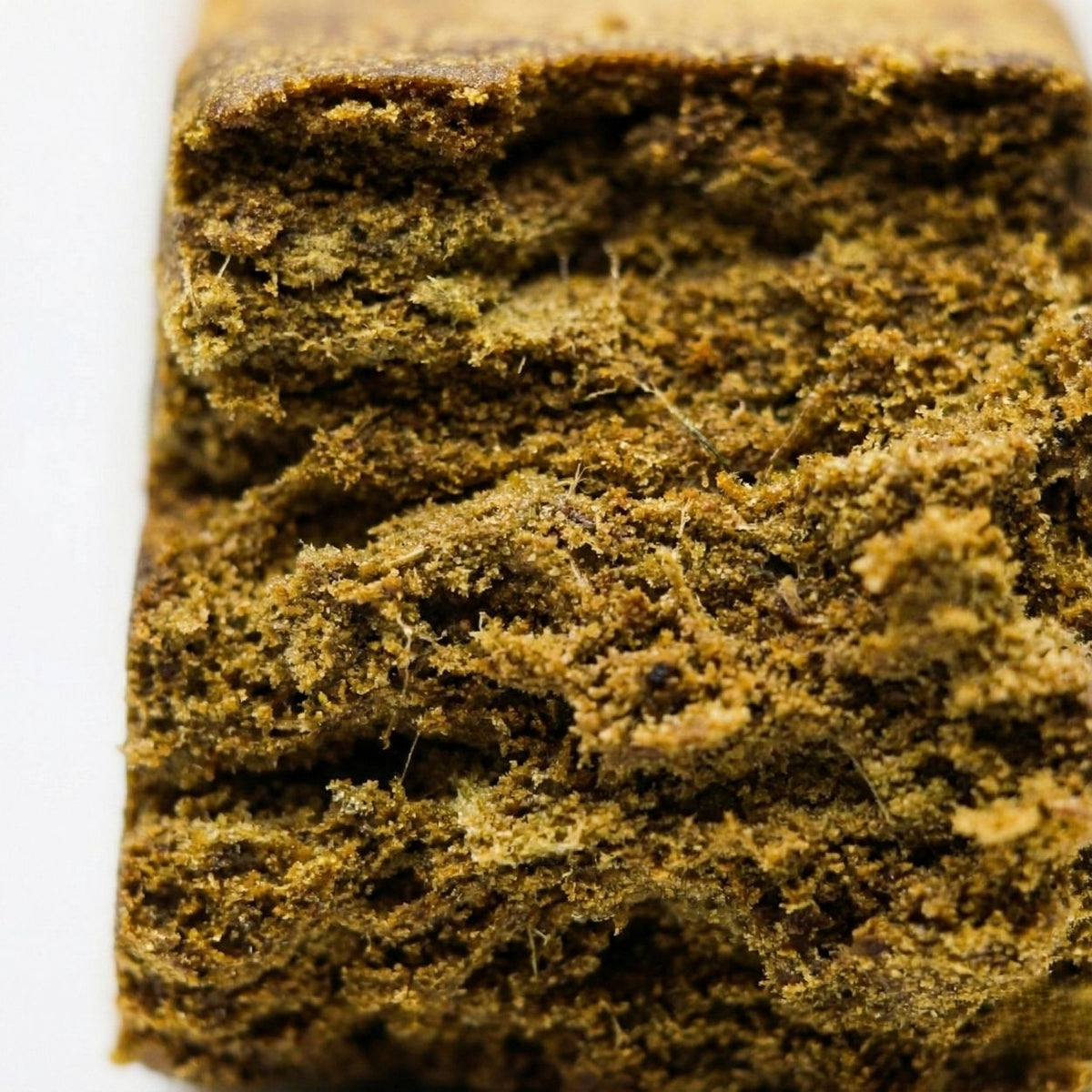 Gros plan du Dry Hash GR33NZ : hashish CBD bio artisanal, texture friable, issu de pollen pressé à sec. Pur, naturel et sans solvants.