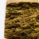 Gros plan du Dry Hash GR33NZ : hashish CBD bio artisanal, texture friable, issu de pollen pressé à sec. Pur, naturel et sans solvants.