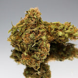 Photo macro de la fleur CBD Surver Haze Bio GR33NZ. Variété issue de culture sous serre biologique, présentant des têtes compactes et résineuses. Arômes fruités et boisés avec des notes d’agrumes et de pin. Teneur en CBD de 10 %, THC inférieur à 0,3 %. Fleur naturelle produite artisanalement par GR33NZ, symbole d’un chanvre bio de haute qualité.