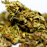 Zoom sur fleur CBD Yuzu Orange. Détails des trichomes et pistils, tête compacte issue de chanvre conforme à la réglementation européenne.