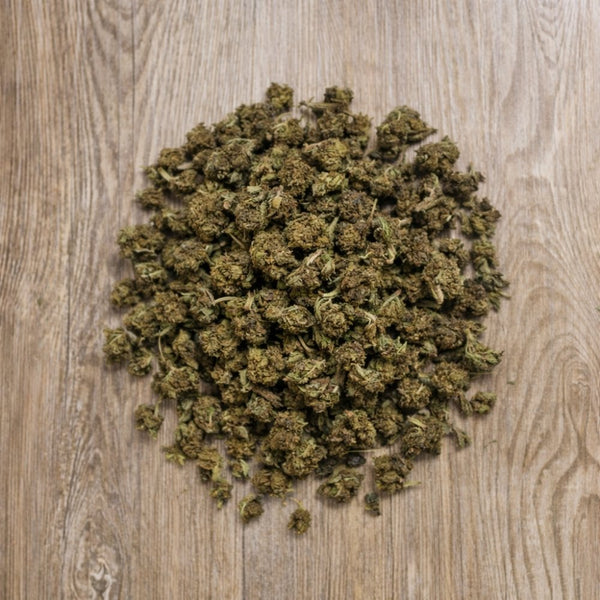 Fleurs CBD 100g Cannatonic présentées sur fond bois. Bourgeons séchés et réguliers issus de chanvre légal.