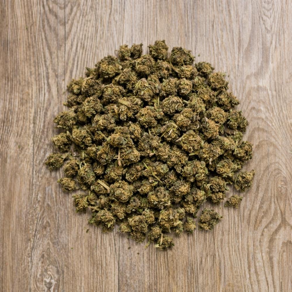 Fleurs CBD 100g Harlequin en vue du dessus. Petites têtes séchées issues de chanvre conforme à la réglementation européenne.