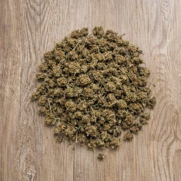 Fleurs CBD 100g OG Kush en photo produit. Bourgeons compacts et homogènes, cultivés à partir de chanvre légal en Europe.