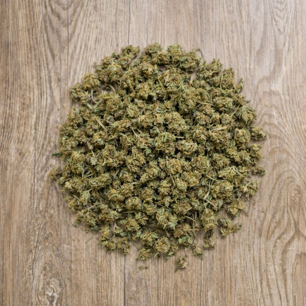 Fleurs CBD 100g Space Candy en vue aérienne. Têtes séchées à la structure dense, issues de chanvre conforme aux normes européennes.