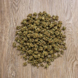 Fleurs CBD 100g Strawberry présentées sur fond bois. Petits bourgeons séchés issus de chanvre légal et contrôlé.