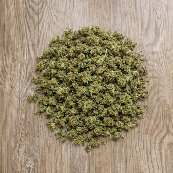 Fleurs CBD 100g Surver Haze en vue du dessus. Têtes compactes et régulières, cultivées à partir de chanvre conforme à la législation.