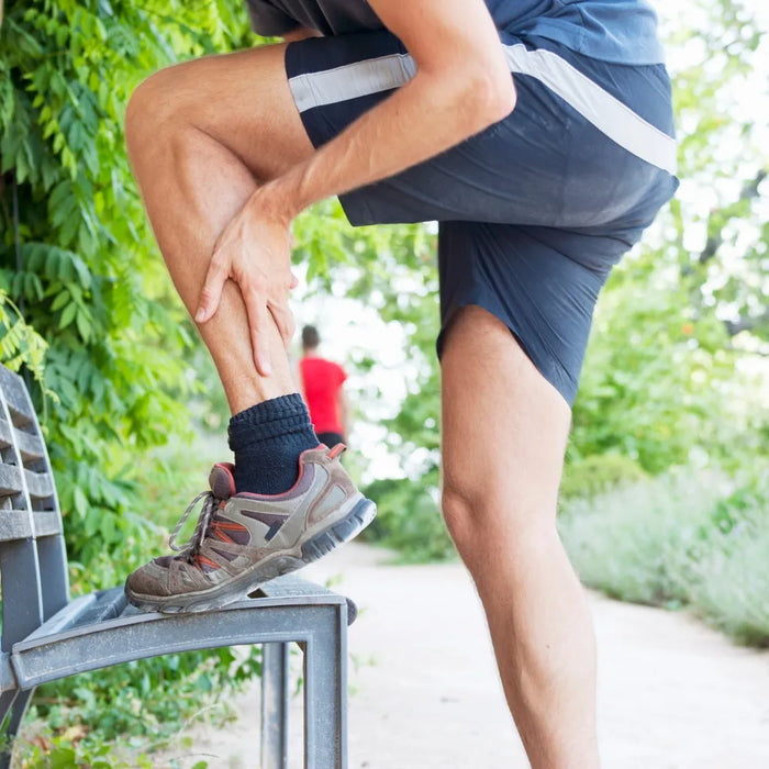 Un sportif souffrant de douleurs musculaires après l’effort, idéal pour l’application du baume CBD Gr33nz afin de soulager les tensions et favoriser la récupération.