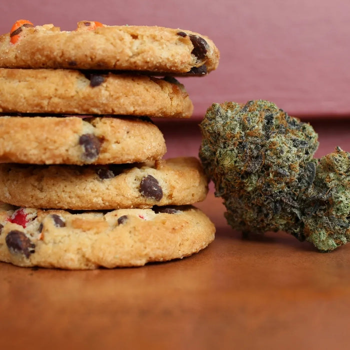 Cookies aux pépites de chocolat accompagnés d'une tête de CBD, une alliance gourmande et relaxante pour un moment de bien-être.