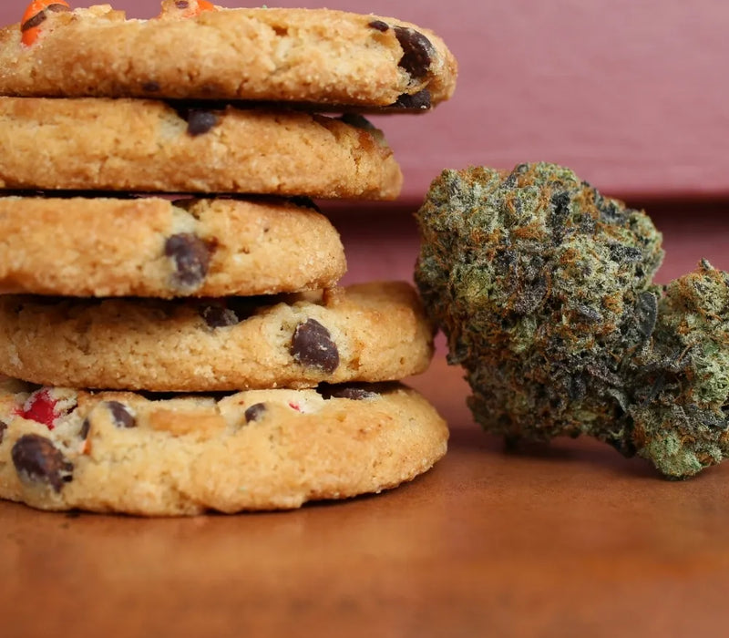 Cookies aux pépites de chocolat accompagnés d'une tête de CBD, une alliance gourmande et relaxante pour un moment de bien-être.