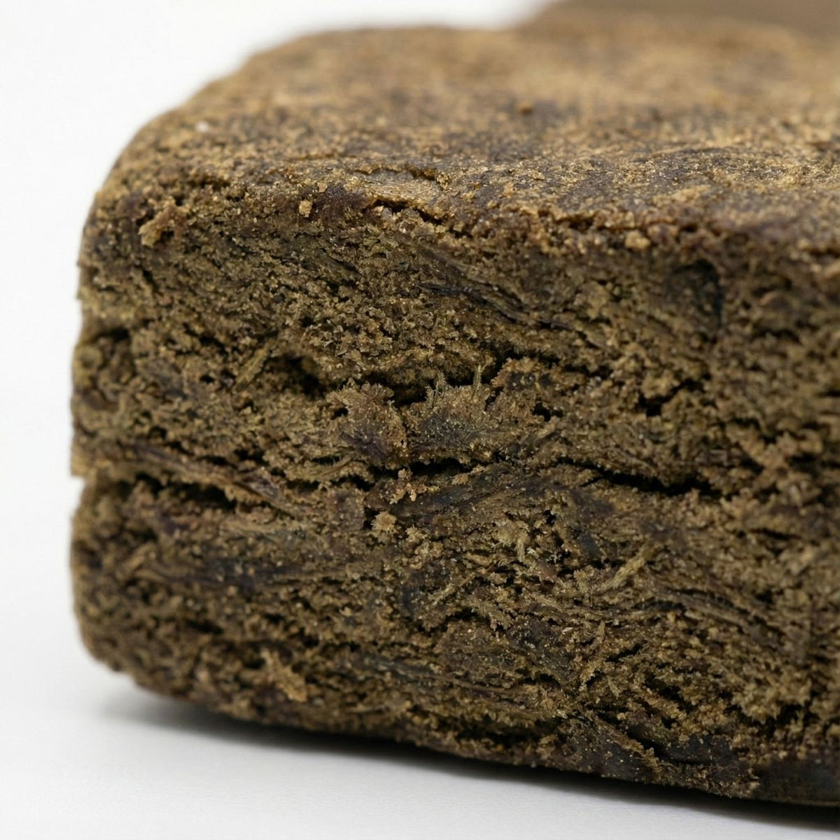 Vue macro du BBM Hash GR33NZ : résine CBD bio dense et riche, issue de pollen pressé à froid. Texture brute et naturelle, 100 % chanvre sans additifs.