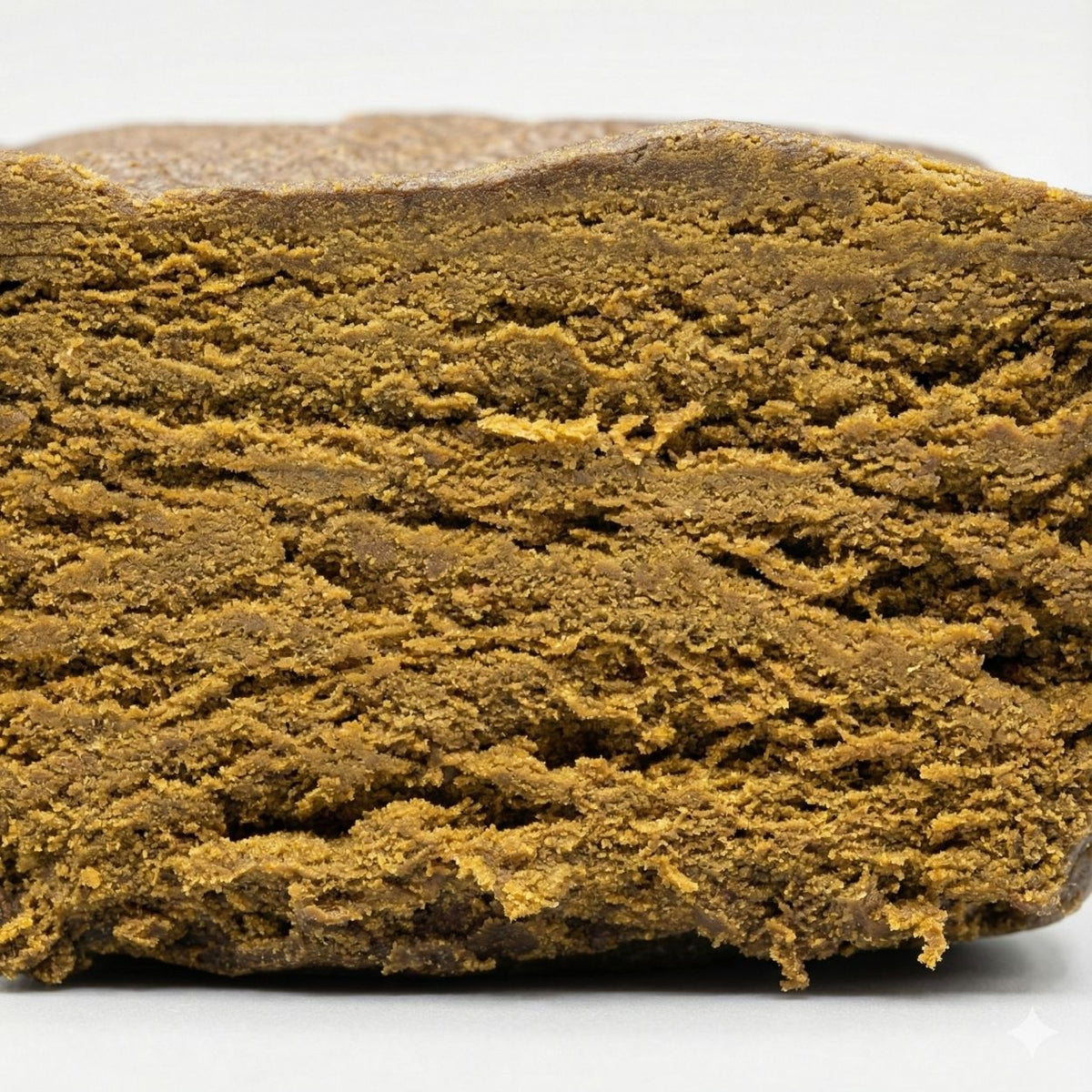 Gros plan du hashish CBD Bubble Ice GR33NZ : texture dense, extraction à l’eau glacée, 55 % de CBD. Résine bio d’une pureté exceptionnelle.