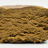 Gros plan du hashish CBD Bubble Ice GR33NZ : texture dense, extraction à l’eau glacée, 55 % de CBD. Résine bio d’une pureté exceptionnelle.