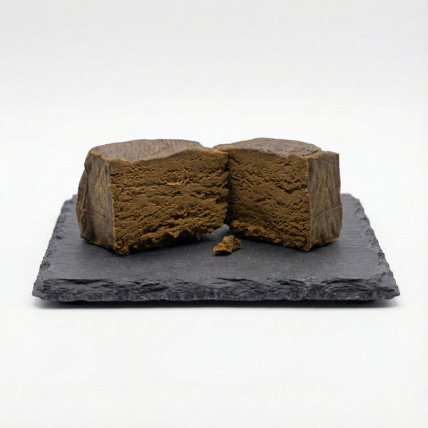 Bubble Ice GR33NZ : hashish CBD bio premium sur ardoise. Extraction à l’eau glacée, 55 % de CBD, texture dense et pureté exceptionnelle.