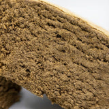 Gros plan du hashish CBD Holland Air GR33NZ. Résine bio claire à texture fine et mousseuse, 30 % de CBD, issue d’un pollen pressé sans solvants.