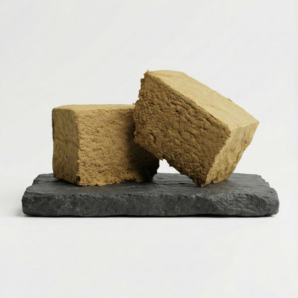 Photo du hashish CBD Holland Air GR33NZ sur ardoise. Résine bio claire et légère, 30 % de CBD, texture mousseuse typique des hashish hollandais.