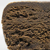 Photo macro du hashish CBD King Hassan GR33NZ, 25 % de CBD. Résine bio artisanale inspirée du Maroc, texture riche et arômes poivrés et naturels.