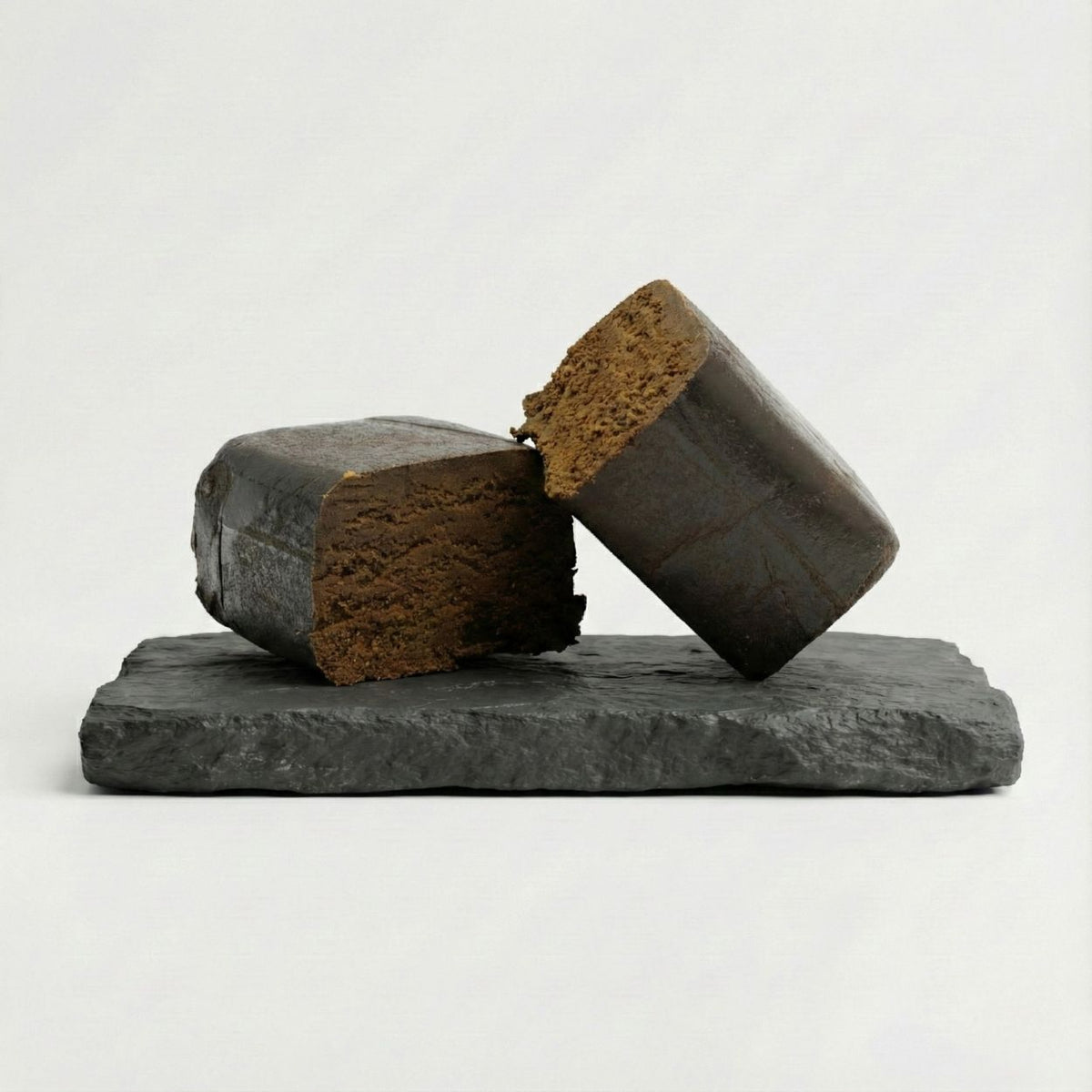 King Hassan GR33NZ : photo du hashish CBD bio sur ardoise. Résine artisanale 25 % CBD, texture souple, pure et naturelle. Tradition marocaine et qualité premium.