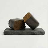 King Hassan GR33NZ : photo du hashish CBD bio sur ardoise. Résine artisanale 25 % CBD, texture souple, pure et naturelle. Tradition marocaine et qualité premium.