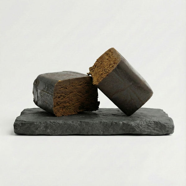 King Hassan GR33NZ : photo du hashish CBD bio sur ardoise. Résine artisanale 25 % CBD, texture souple, pure et naturelle. Tradition marocaine et qualité premium.