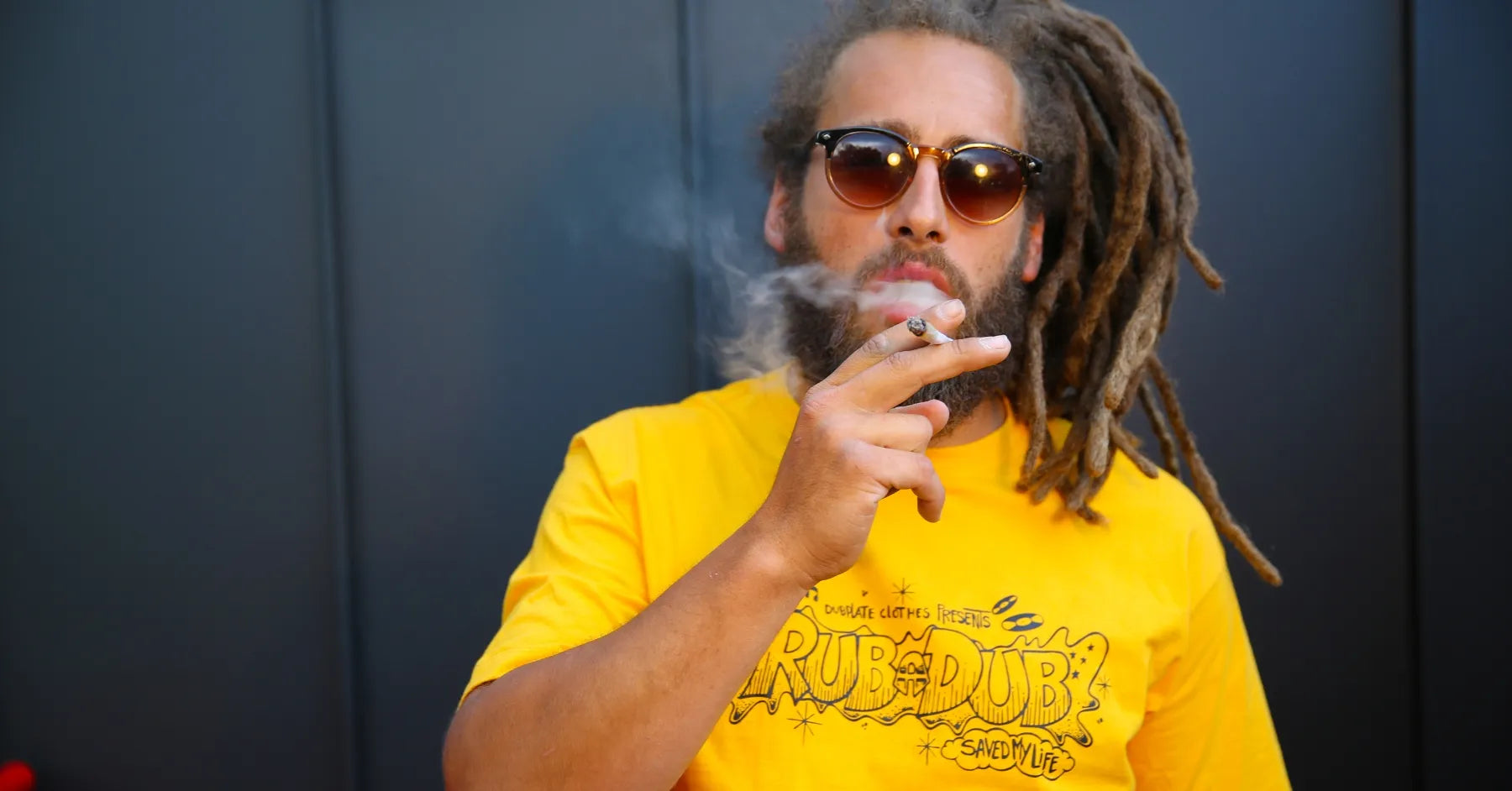 Homme portant un t-shirt jaune 