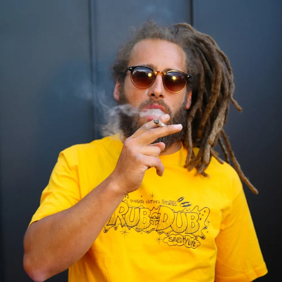 Homme portant un t-shirt jaune 