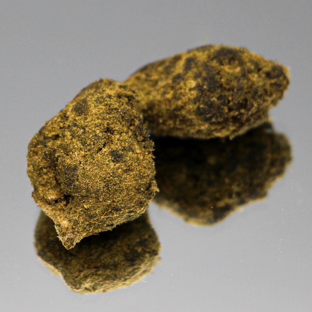Photo de la Moonrock CBD Bio de Gr33nz, enrobée d'huile de CBD et recouverte de kief pour une puissance maximale et 70% de CBD.