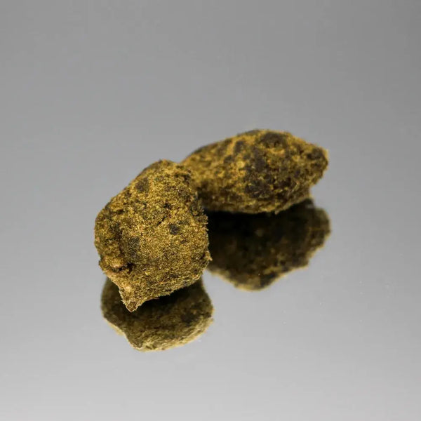 Photo de la Moonrock CBD Bio de Gr33nz, enrobée d'huile de CBD et recouverte de kief pour une puissance maximale et 70% de CBD.