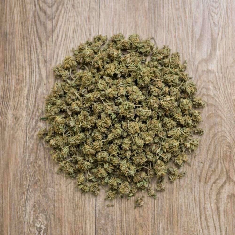 Fleurs CBD 100g Space Candy en vue aérienne. Têtes séchées à la structure dense, issues de chanvre conforme aux normes européennes.