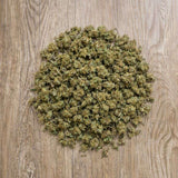 Fleurs CBD 100g Space Candy en vue aérienne. Têtes séchées à la structure dense, issues de chanvre conforme aux normes européennes.