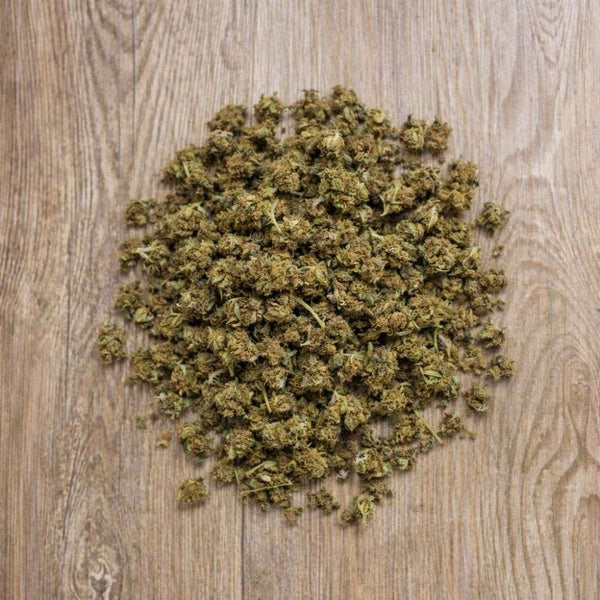 Fleurs CBD 100g Strawberry présentées sur fond bois. Petits bourgeons séchés issus de chanvre légal et contrôlé.