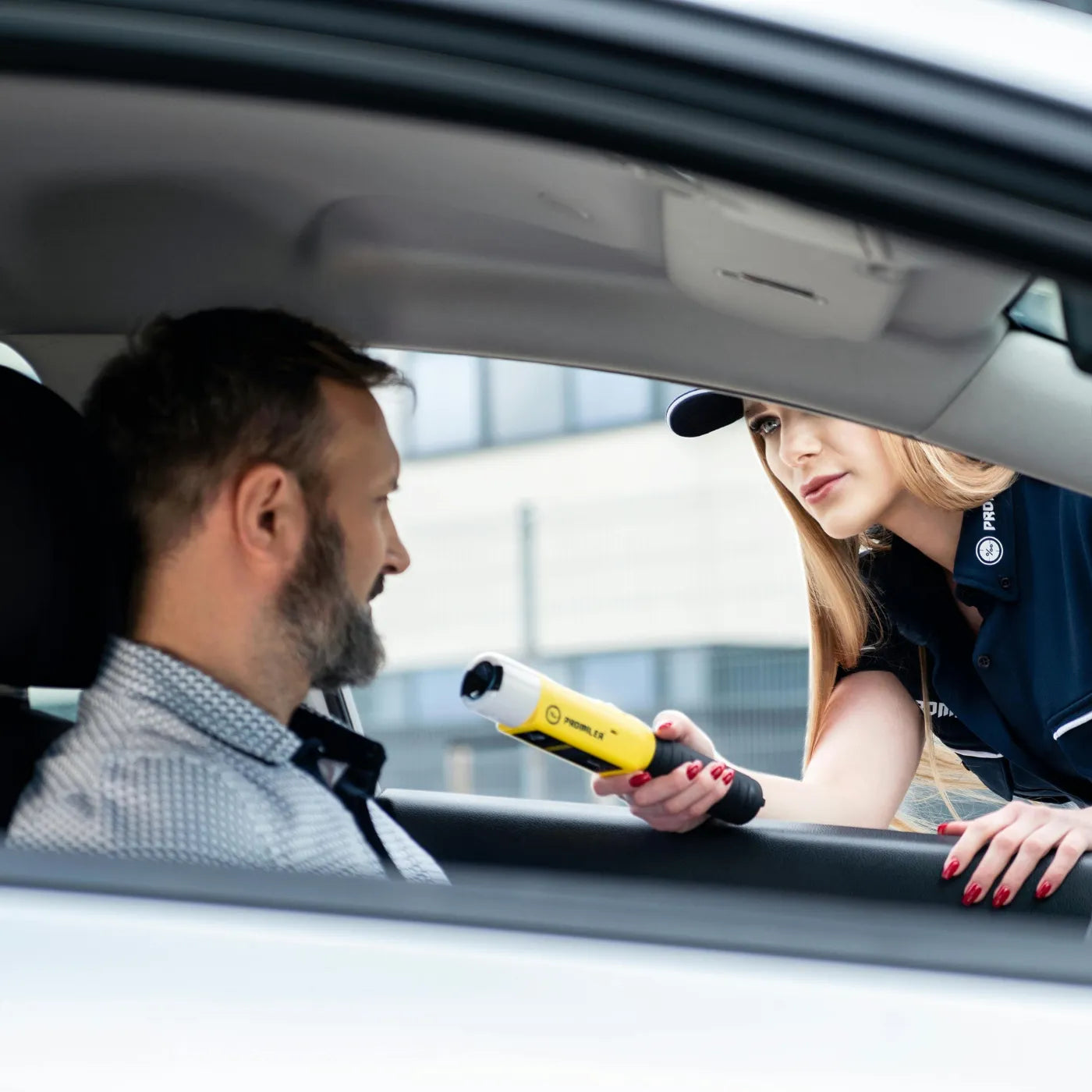 Contrôle routier avec test salivaire, image illustrant la vigilance autour du CBD et de la conduite selon Gr33nz