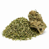 Trim CBD verte accompagnée de sa fleur CBD correspondante sur fond blanc, avec un gros plan sur la texture végétale, les trichomes et la structure naturelle du produit.