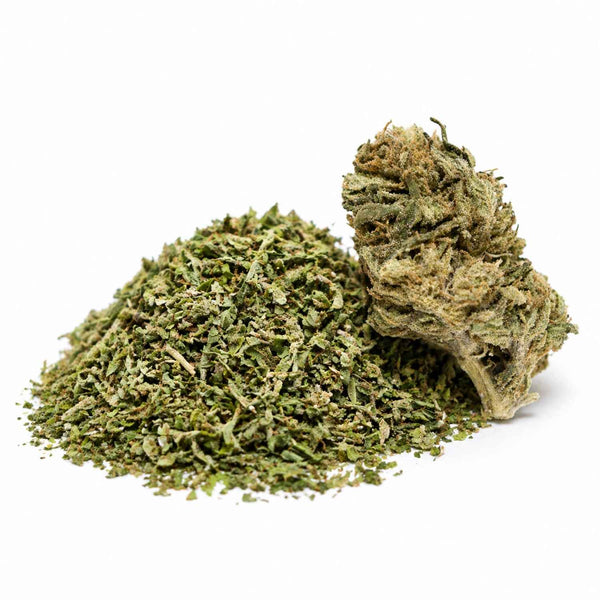 Trim CBD verte accompagnée de sa fleur CBD correspondante sur fond blanc, avec un gros plan sur la texture végétale, les trichomes et la structure naturelle du produit.