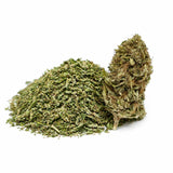 Trim CBD verte accompagnée de sa fleur CBD correspondante sur fond blanc, mettant en valeur la texture végétale, les trichomes et l’aspect naturel du chanvre.