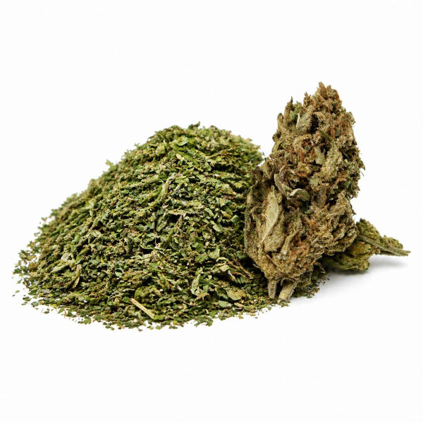 Trim CBD Cannatonic accompagnée de sa fleur CBD sur fond blanc, avec un tas de trim vert et une tête de fleur mettant en valeur la texture naturelle du chanvre.