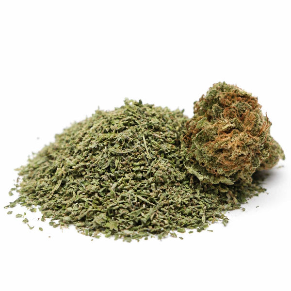 Trim CBD Elektra accompagnée de sa fleur CBD sur fond blanc, avec un tas de trim vert et une tête de fleur révélant la structure naturelle et les trichomes du chanvre.
