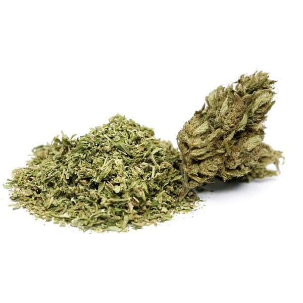 Trim CBD space cbd avec fleur CBD compacte sur fond blanc, montrant un tas de trim fin accompagné d’une tête résineuse aux trichomes visibles.