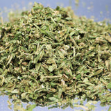 Photo de la Trim Premium CBD Bio GR33NZ : un mélange homogène de petites fleurs et de feuilles riches en trichomes. Résultat de la manucure finale des plantes, cette trim conserve un taux élevé de cannabinoïdes et d’arômes naturels. Produit 100 % bio, cultivé sans pesticides ni solvants, avec un taux de THC inférieur à 0,3 %.