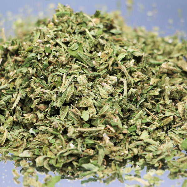 Photo de la Trim Premium CBD Bio GR33NZ : un mélange homogène de petites fleurs et de feuilles riches en trichomes. Résultat de la manucure finale des plantes, cette trim conserve un taux élevé de cannabinoïdes et d’arômes naturels. Produit 100 % bio, cultivé sans pesticides ni solvants, avec un taux de THC inférieur à 0,3 %.