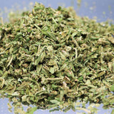 Photo de la Trim Premium CBD Bio GR33NZ : un mélange homogène de petites fleurs et de feuilles riches en trichomes. Résultat de la manucure finale des plantes, cette trim conserve un taux élevé de cannabinoïdes et d’arômes naturels. Produit 100 % bio, cultivé sans pesticides ni solvants, avec un taux de THC inférieur à 0,3 %.